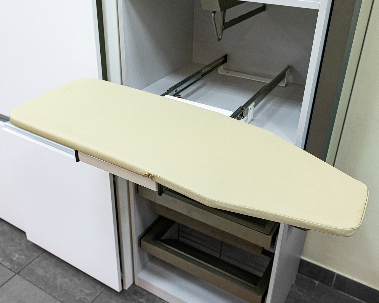 FIRMAX Поворотно-выдвижная гладильная доска, 300×430×140 (ШхГхВ), белая рама. — фото 2